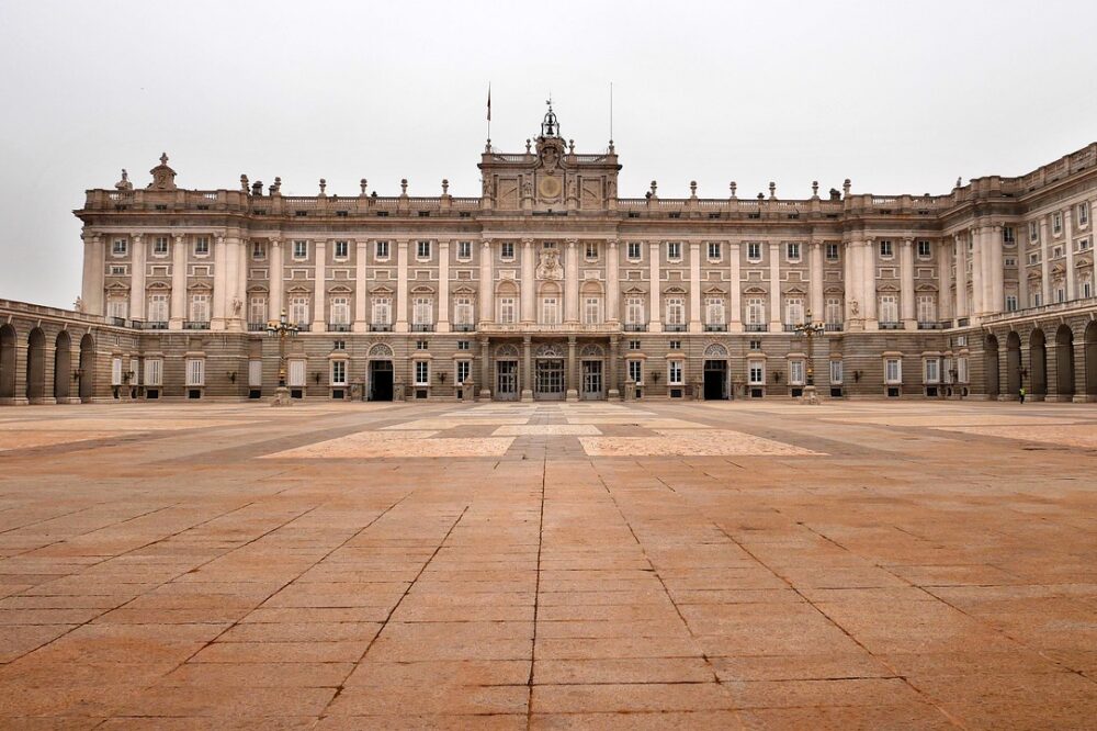 Which Madrid hotels offer airport shuttle service?