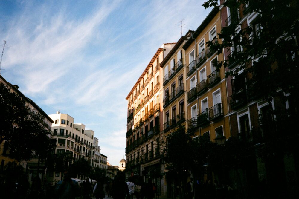 Which Madrid hotels offer guided city tours?