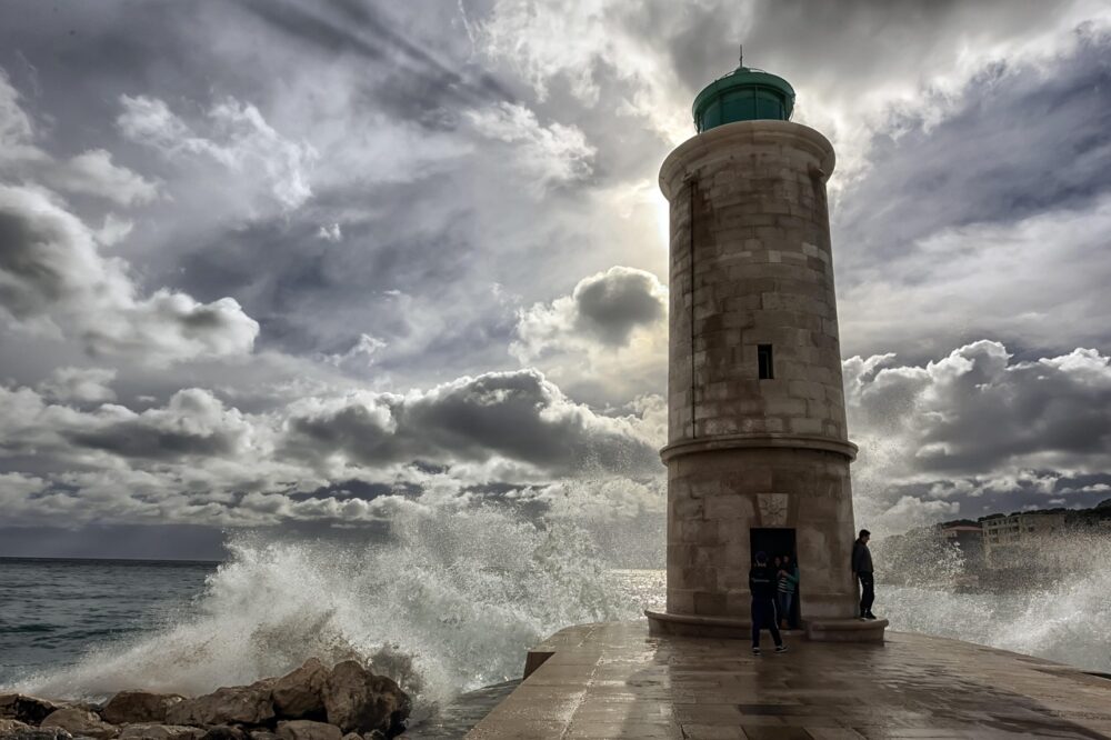 Which Marseille hotels have a business center?