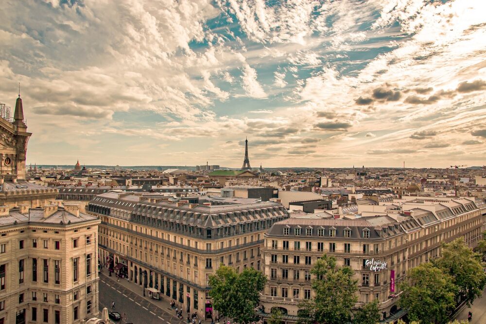 Which Marseille hotels have rooftop pools?