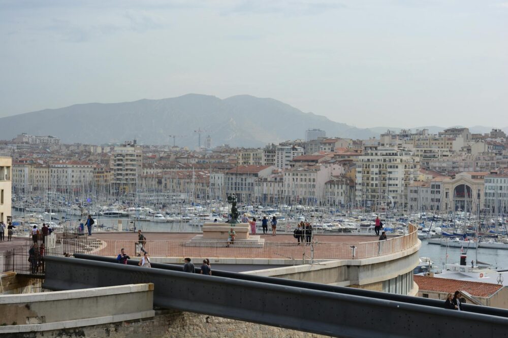 Which Marseille hotels offer a complimentary breakfast?