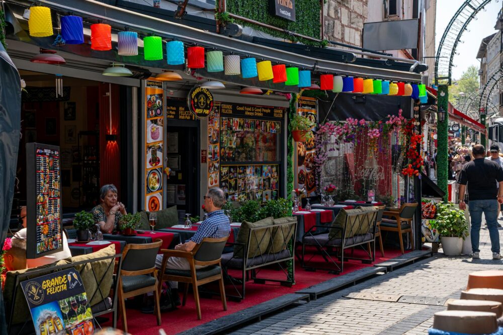Which Marseille hotels offer room service?