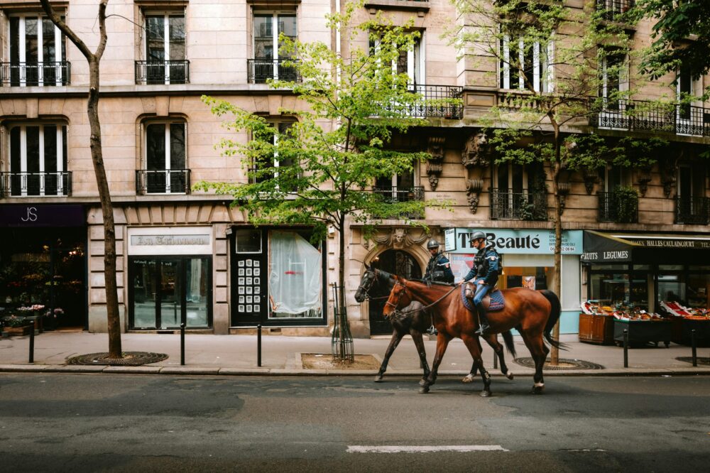 Which Paris cafes offer lactose-free milk options in 2026?