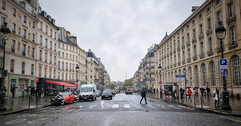 Which Paris cafes offer oat milk latte in 2026?