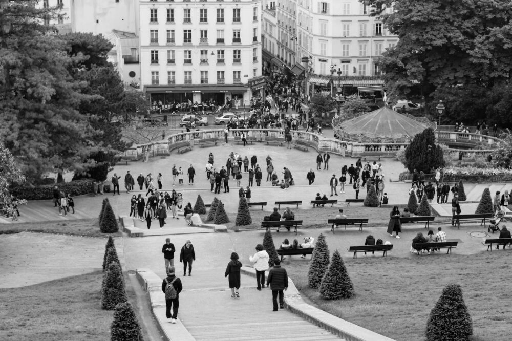 Which Paris hotels have 24-hour reception for late check-ins?