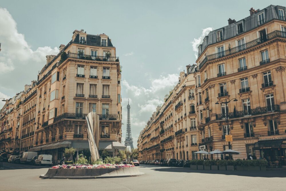 Which Paris hotels have a coffee machine in the room?