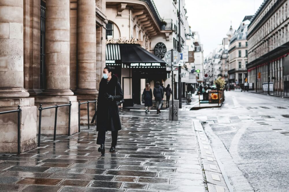 Which Paris hotels have co-working spaces for solo travelers?