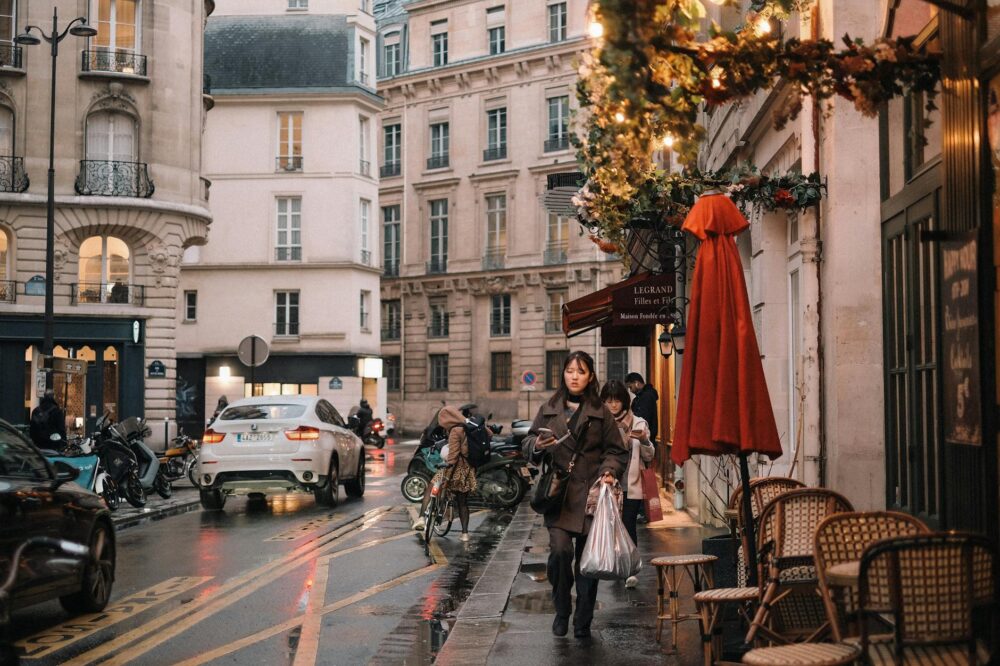 Which Paris hotels have female-only floors for solo women travelers?