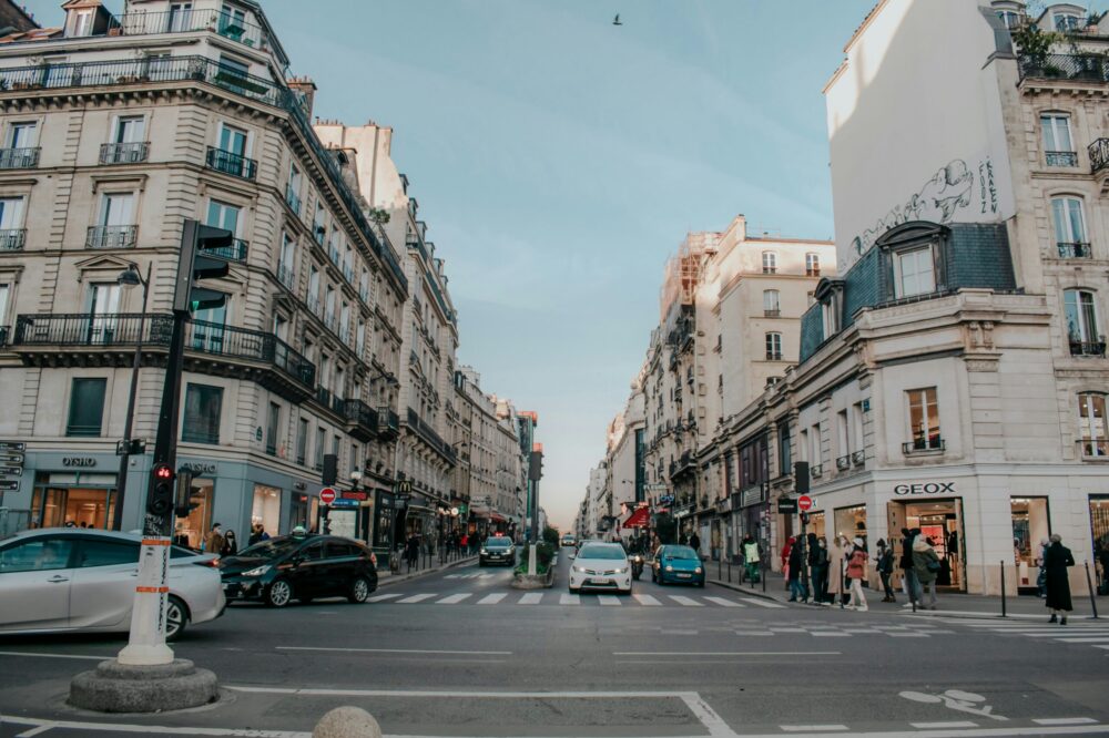 Which Paris hotels have libraries or reading rooms for solo guests?