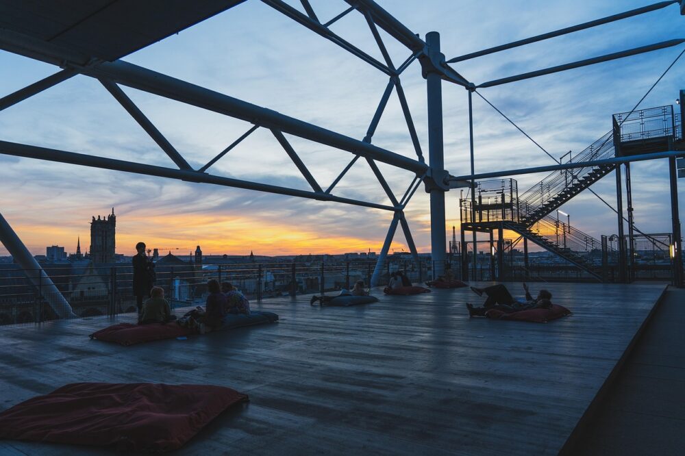 Which Paris hotels have rooftop terraces for solo relaxation?