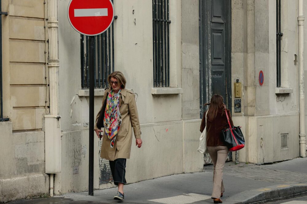 Which Paris hotels have yoga classes for solo travelers?