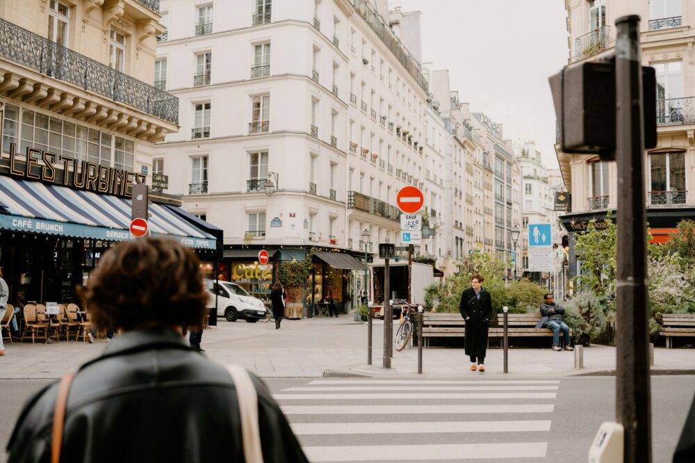 Which Paris hotels offer airport pickup for solo travelers?