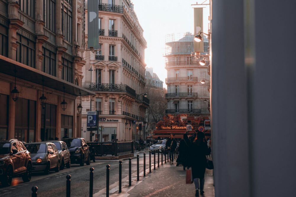 Which Paris hotels offer bike rentals for solo exploration?