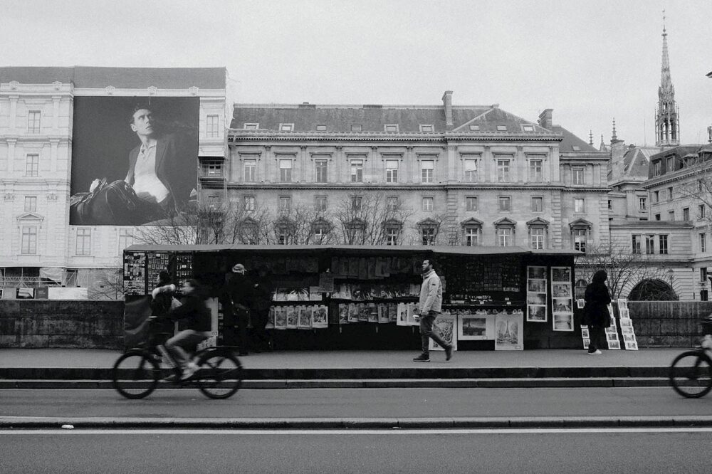 Which Paris hotels offer cultural workshops for solo guests?
