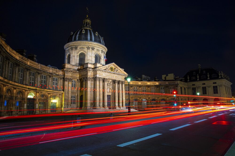 Which Paris hotels offer free walking tours for solo guests?