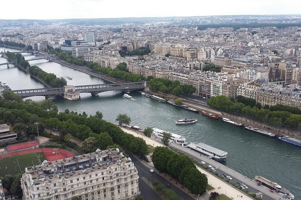 Which Paris hotels offer guided tours for solo guests?
