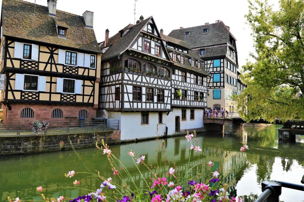 Which Strasbourg cafes are open late in 2026?
