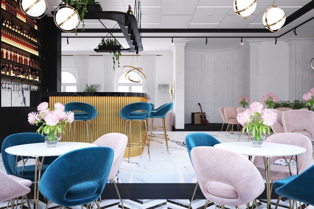 Which Strasbourg hotels have a piano bar?