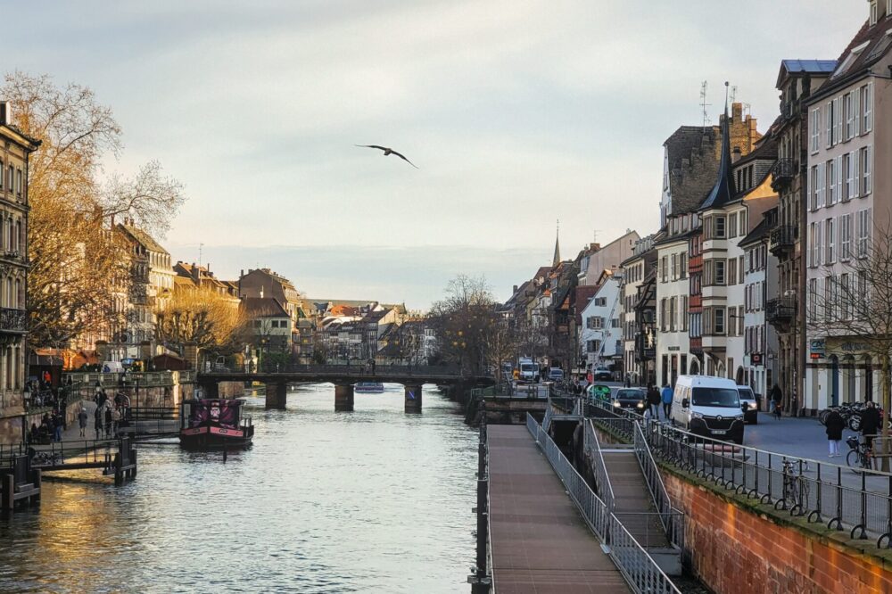 Which Strasbourg hotels have a piano bar?