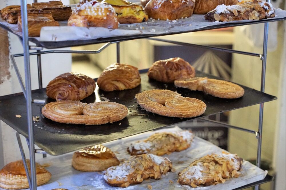 Which Strasbourg hotels offer a free breakfast buffet?